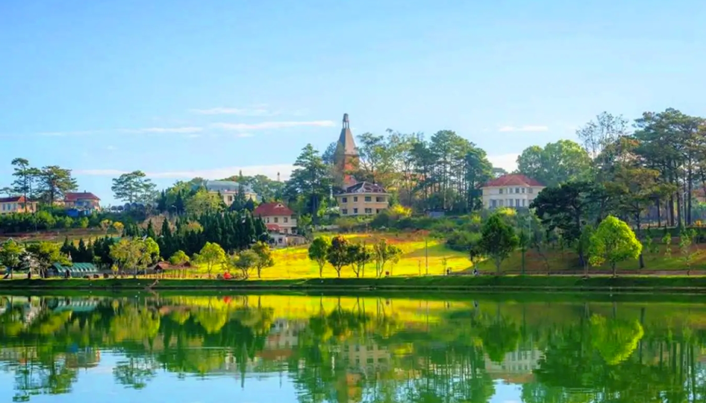 Hồ Xuân Hương được ví như “viên ngọc xanh” của Đà Lạt