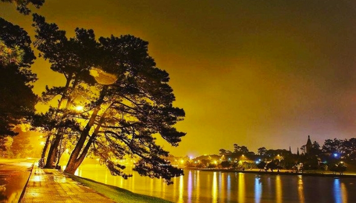 Hồ Xuân Hương về đêm khoác lên một vẻ đẹp thơ mộng
